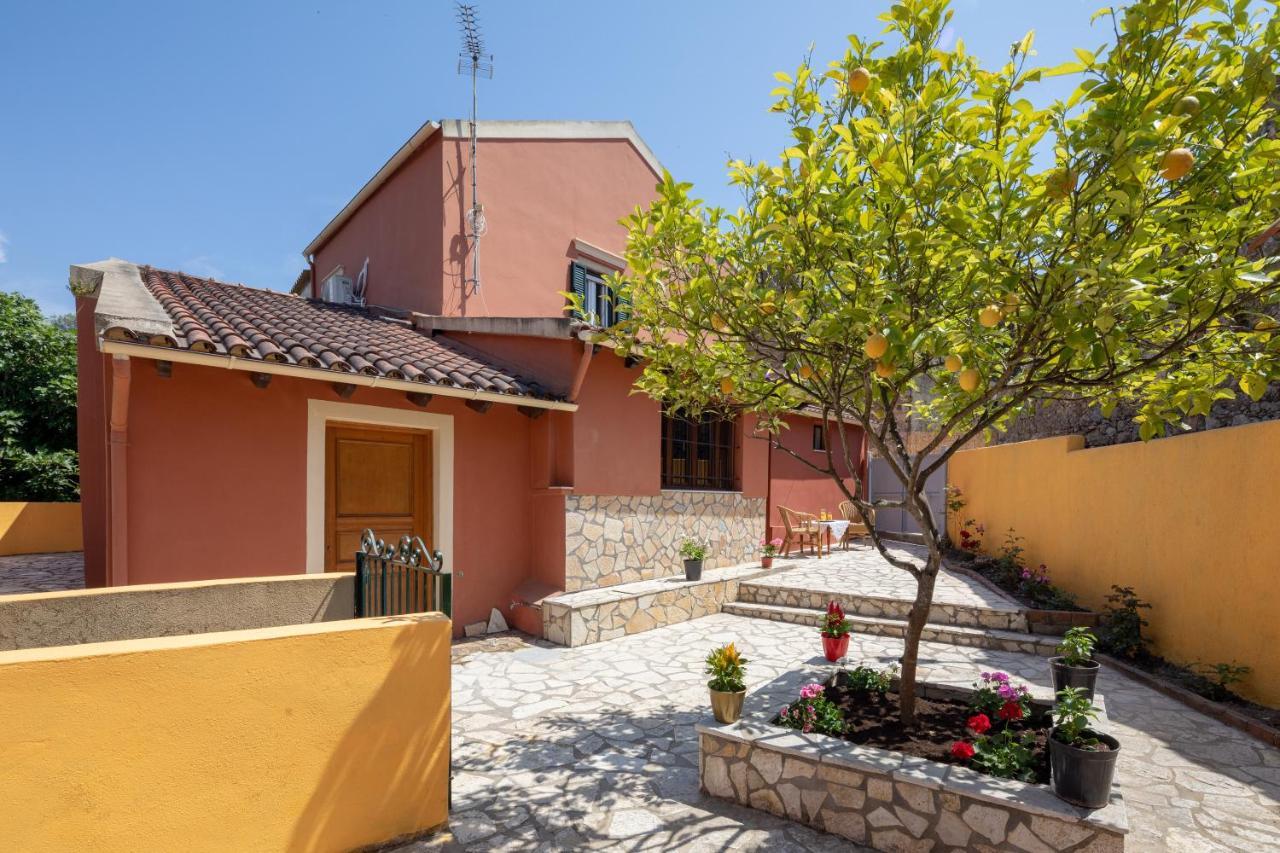 Holiday home Lemon Tree House *