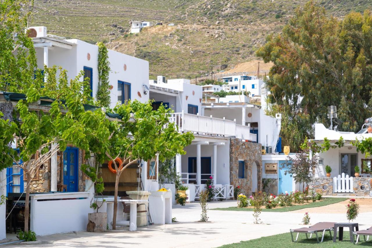 Alexandros By The - Serifos Livadakia