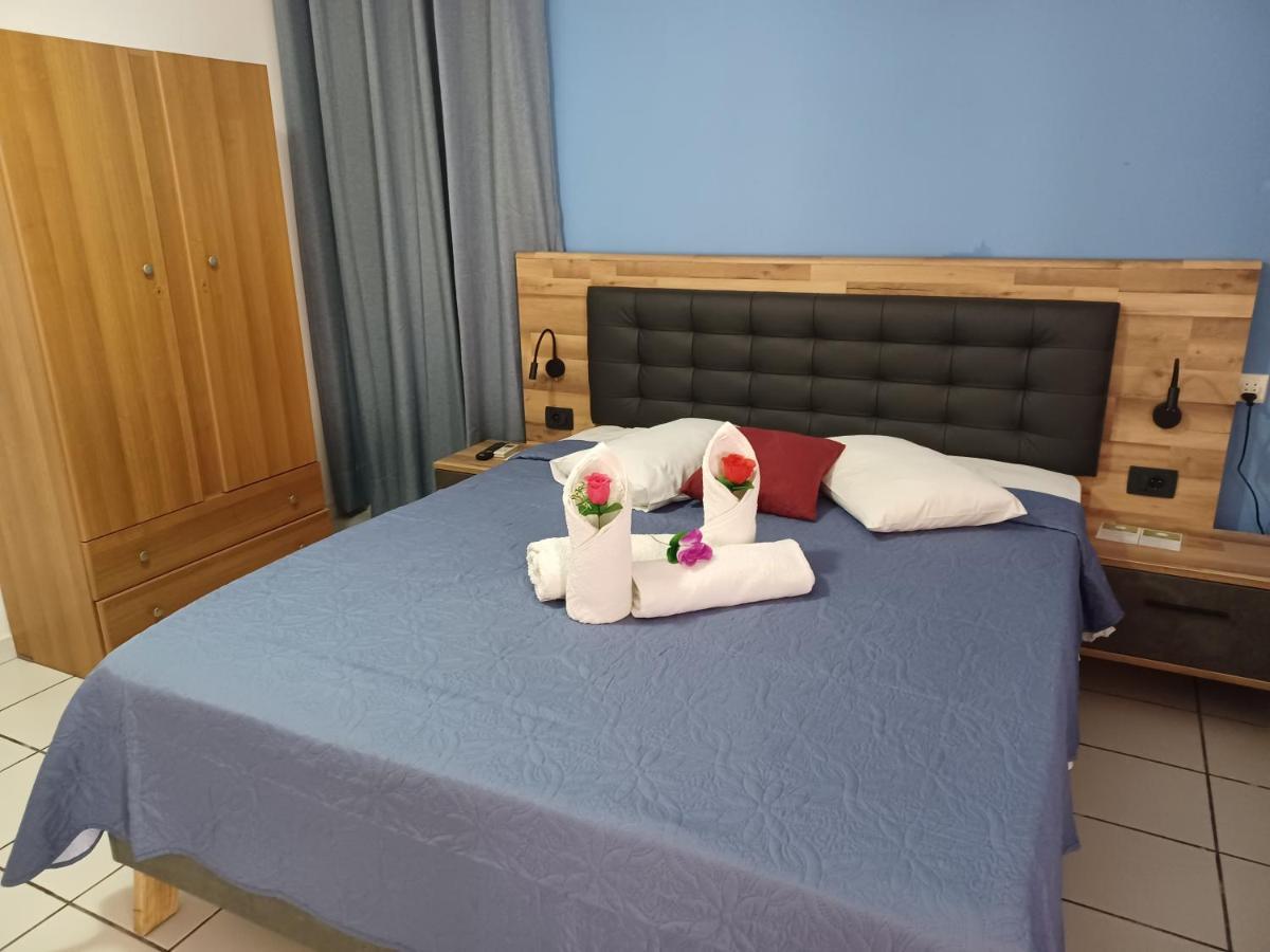 Evelina Pension: Diverse Near Black