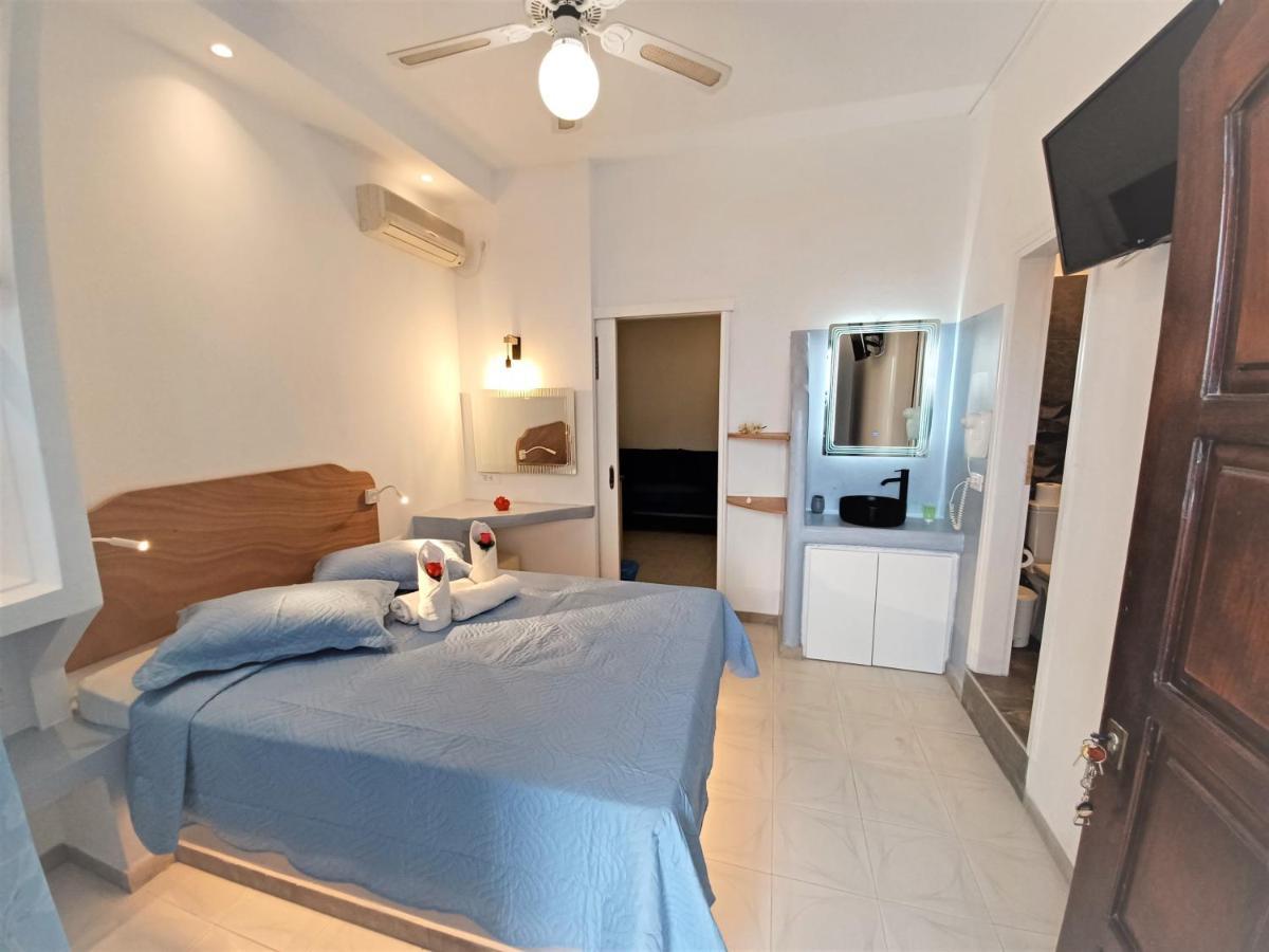 Evelina Pension: Diverse Near Black * Perissa (Santorini)