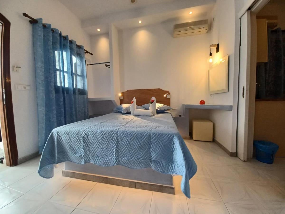Evelina Pension: Diverse Near Black * Perissa (Santorini)