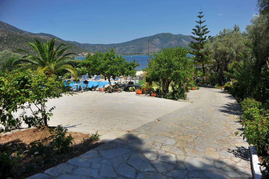 Vliho Bay & *
