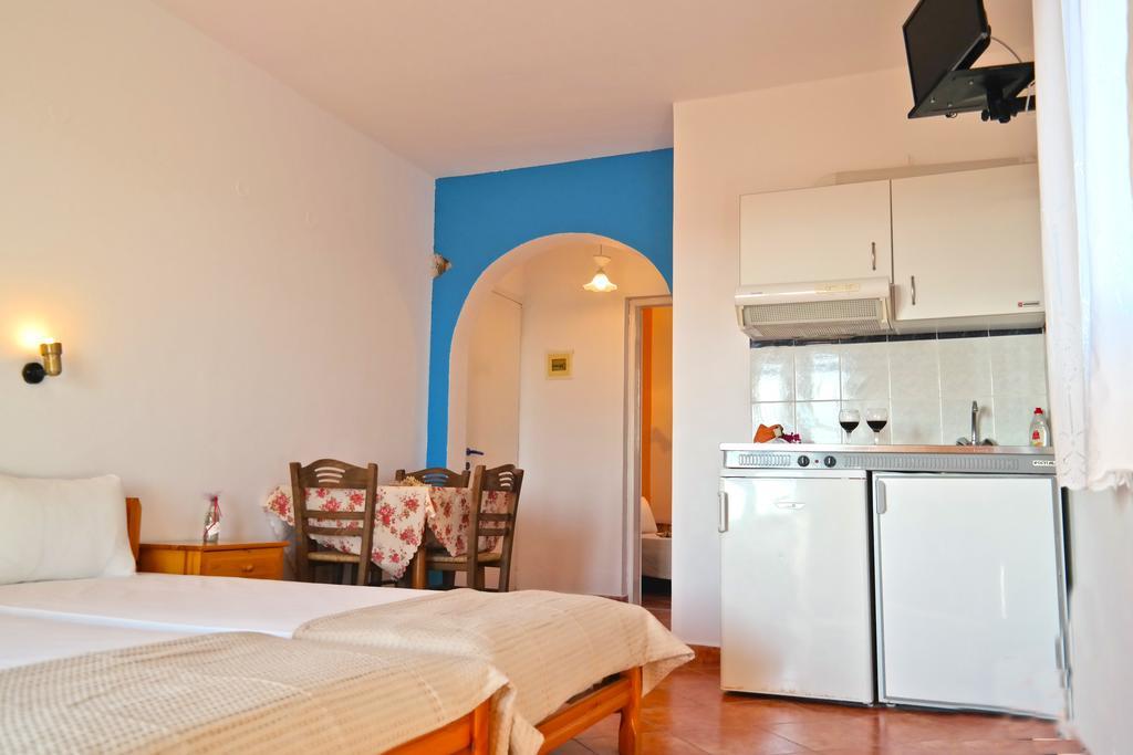 Manolis Aparthotel 2*