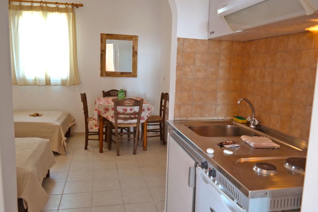 Manolis Aparthotel 2*