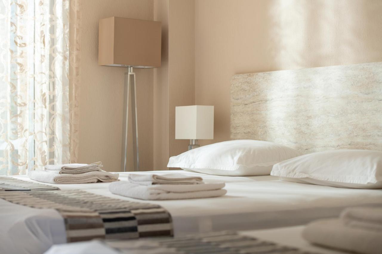 Sithonia Suites Luxury 3 Beds Studio, Semi-Ground Floor Apartment *