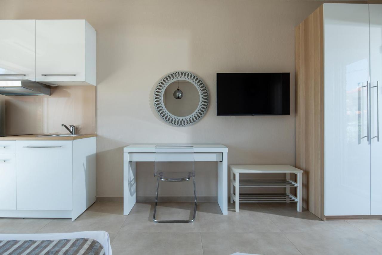 Sithonia Suites Luxury 3 Beds Studio, Semi-Ground Floor *