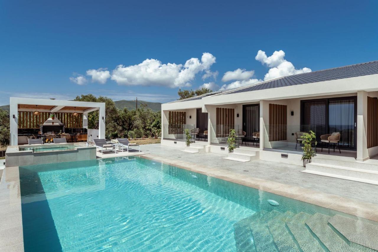 Roselia - Luxury Escape With Magnificent Views, By Zantewize Villa