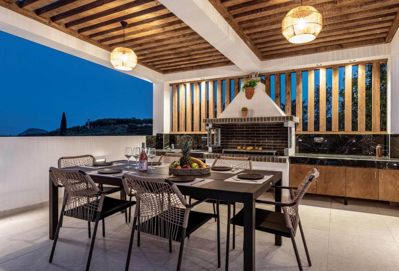 Roselia - Luxury Escape With Magnificent Views, By Zantewize Villa