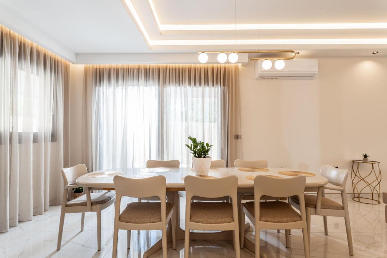 Roselia - Luxury Escape With Magnificent Views, By Zantewize Villa