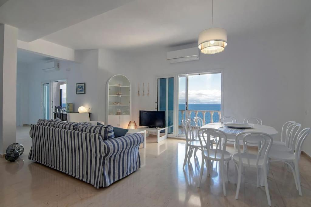 Laconian Collection Big Blue Villa *