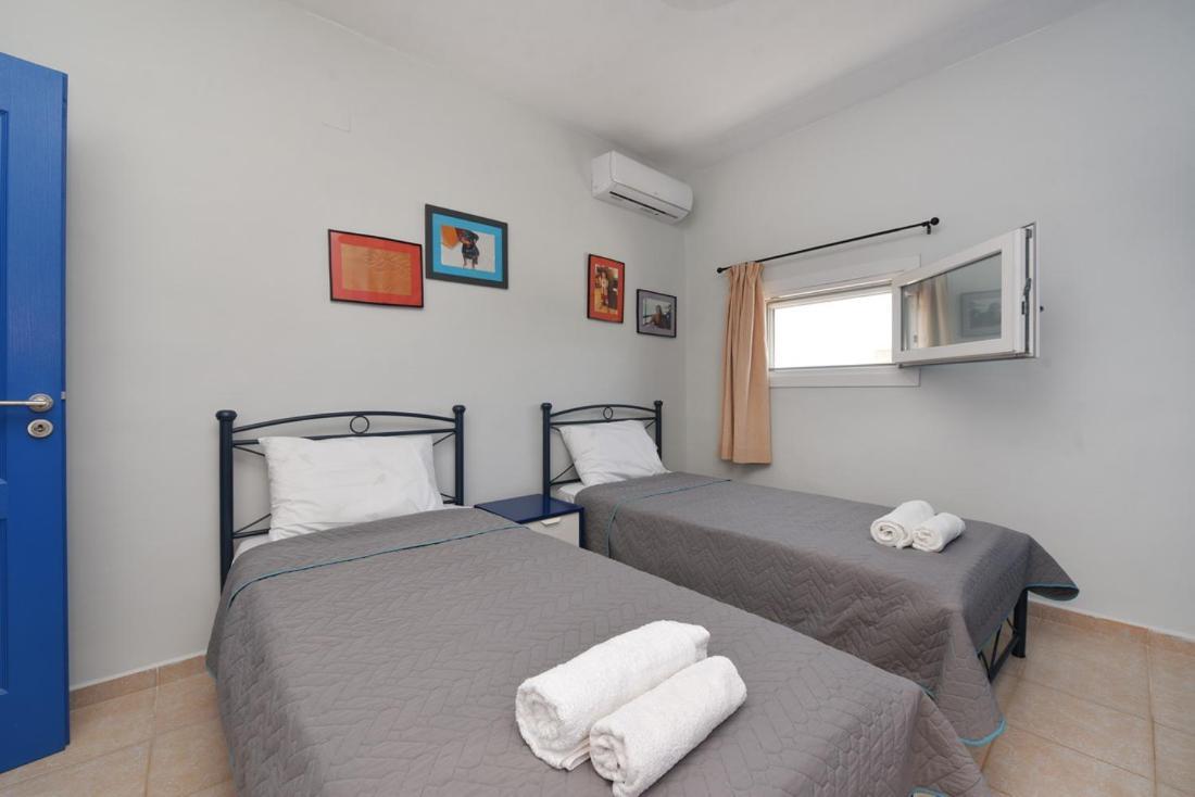 Villa Flora's And Pool In Syros Liaropa