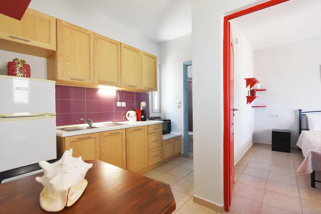 Villa Flora's And Pool In Syros Liaropa