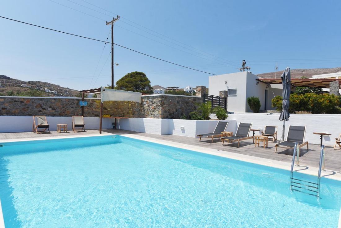 Villa Flora's And Pool In Syros