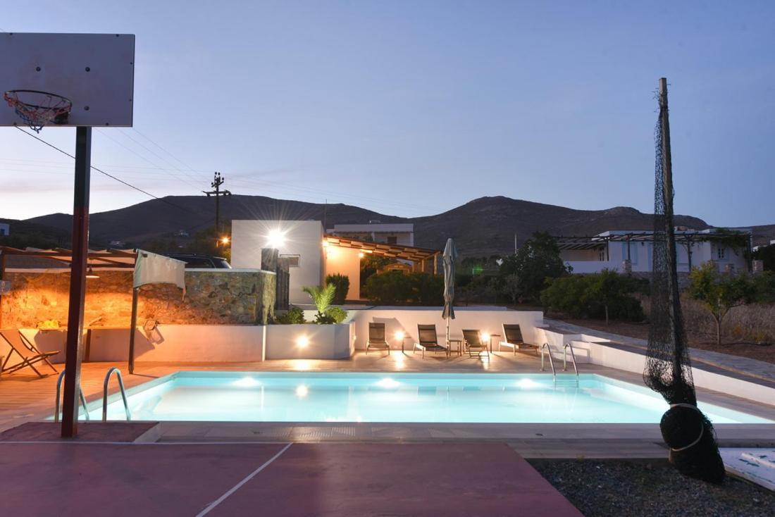 Villa Flora's And Pool In Syros *