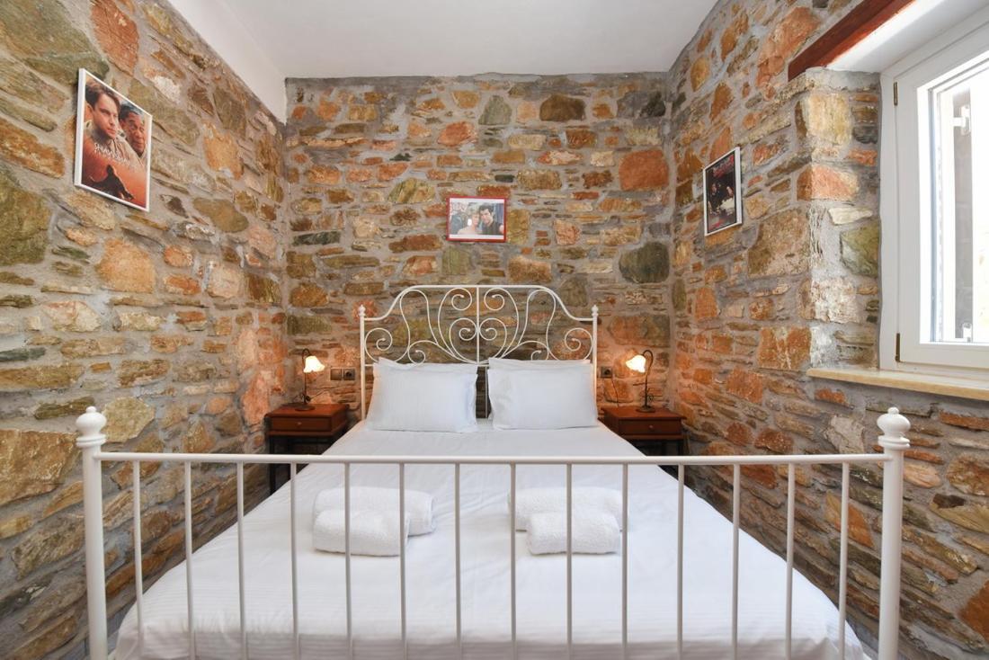 Villa Flora's And Pool In Syros Liaropa