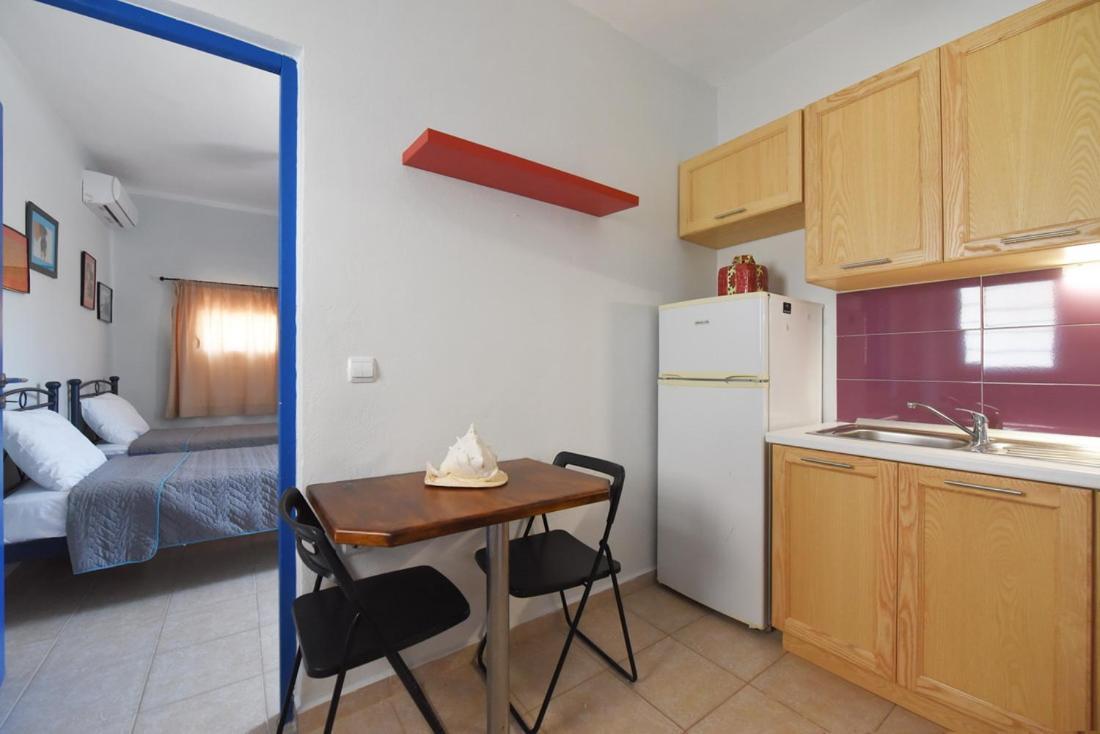 Villa Flora's And Pool In Syros