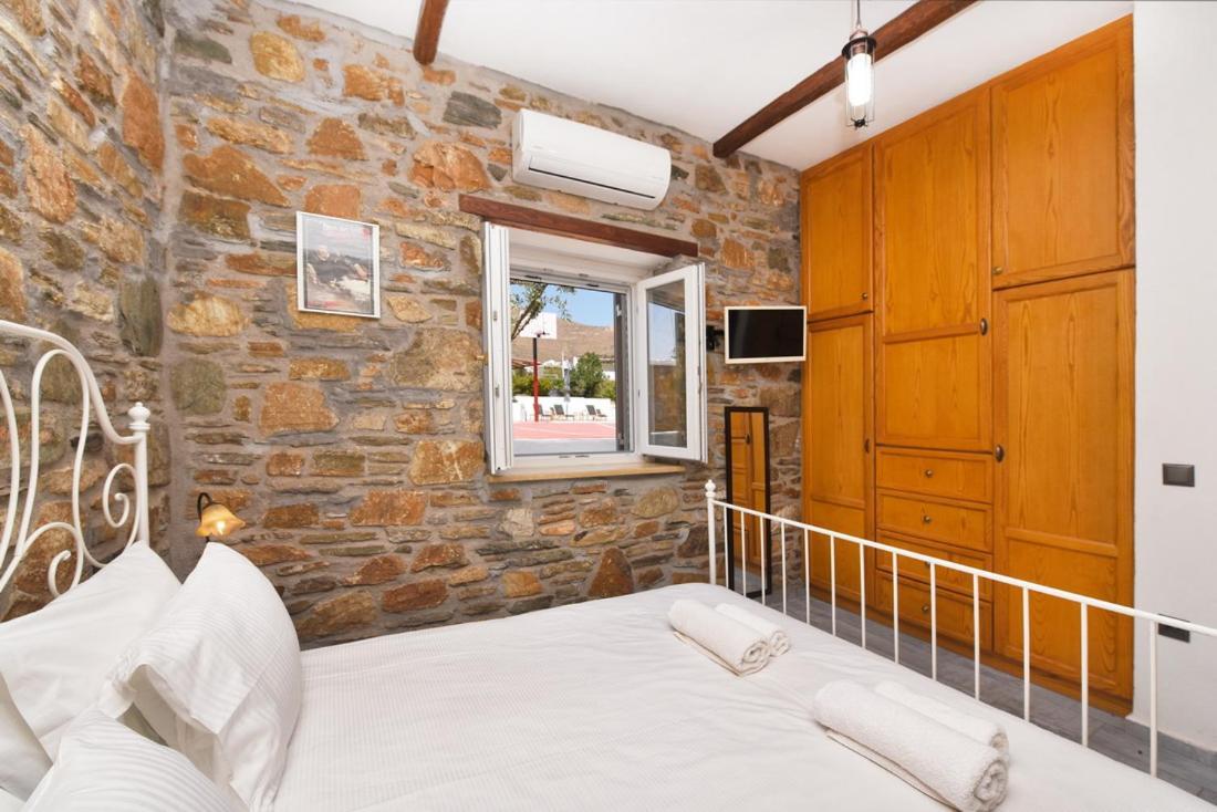 Villa Flora's And Pool In Syros *