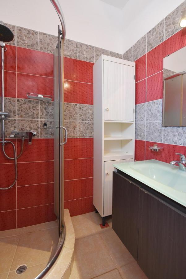 Villa Flora's And Pool In Syros