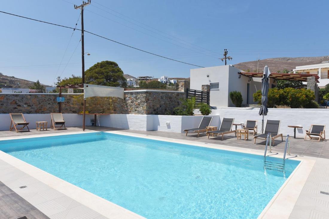 Villa Flora's And Pool In Syros *