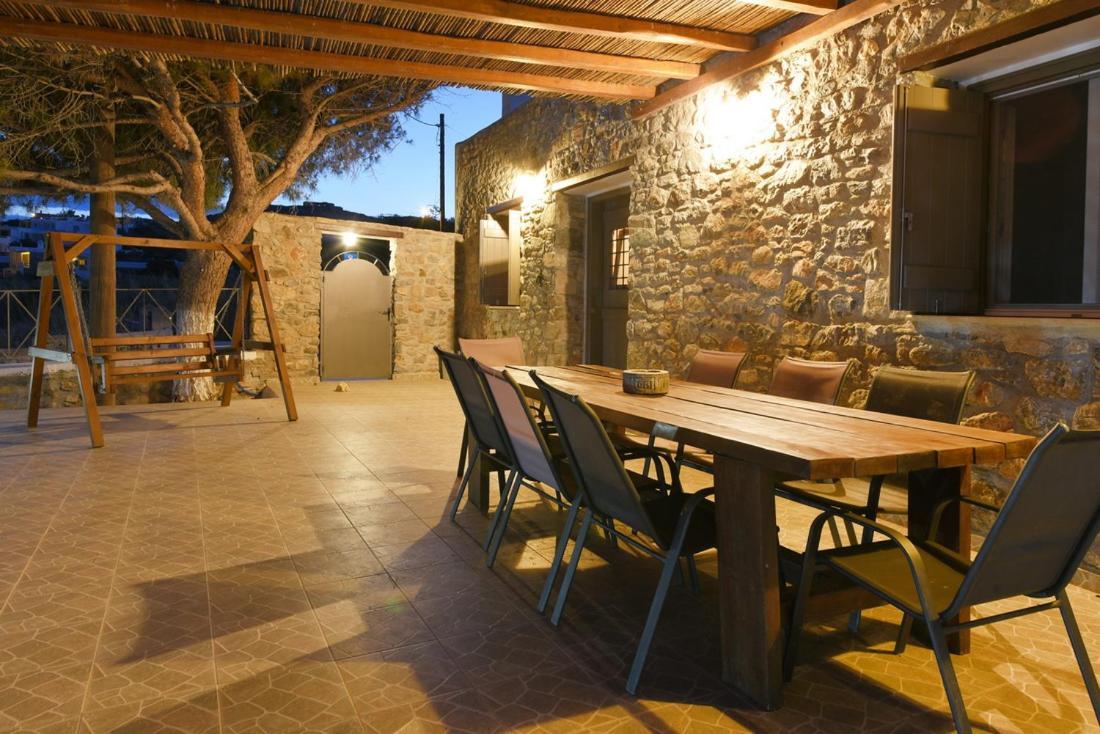 Villa Flora's And Pool In Syros *