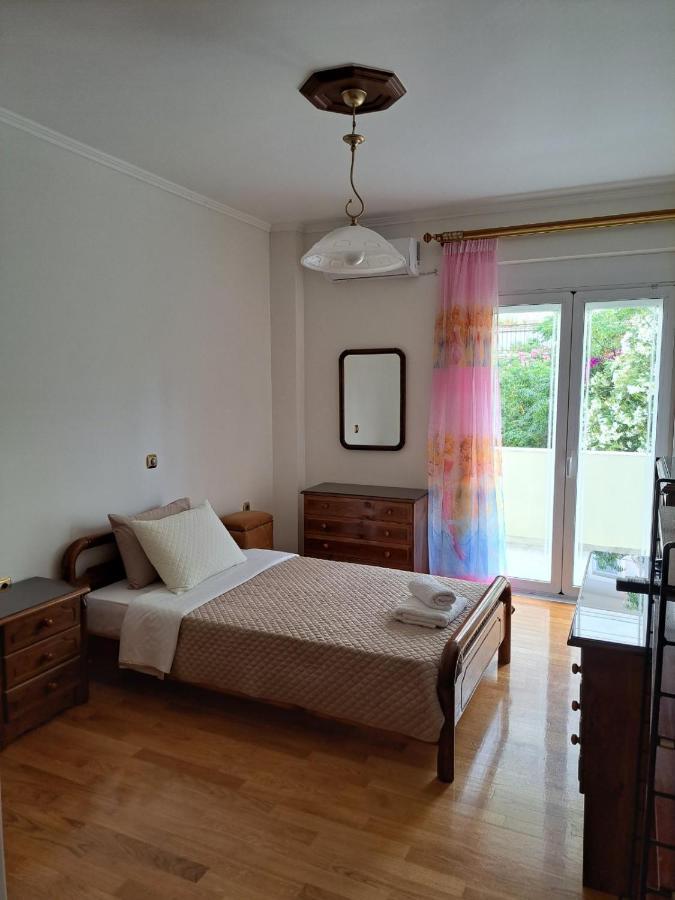 Seaview Flora's Luxury Apartment-300meters From The Rethymno (Crete)