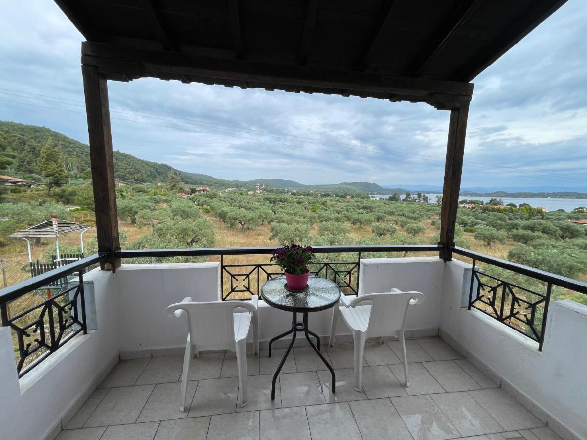 Balconaki In *
