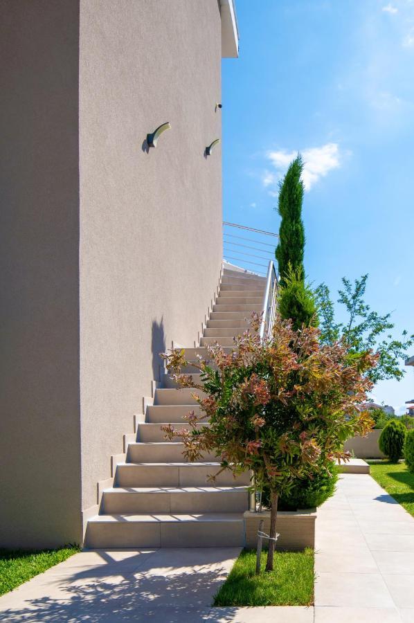 Sithonia Suites Luxury 3 Beds Studio, Semi-Ground Floor *