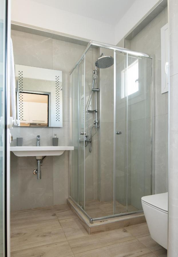 Sithonia Suites Luxury 3 Beds Studio, Semi-Ground Floor Apartment