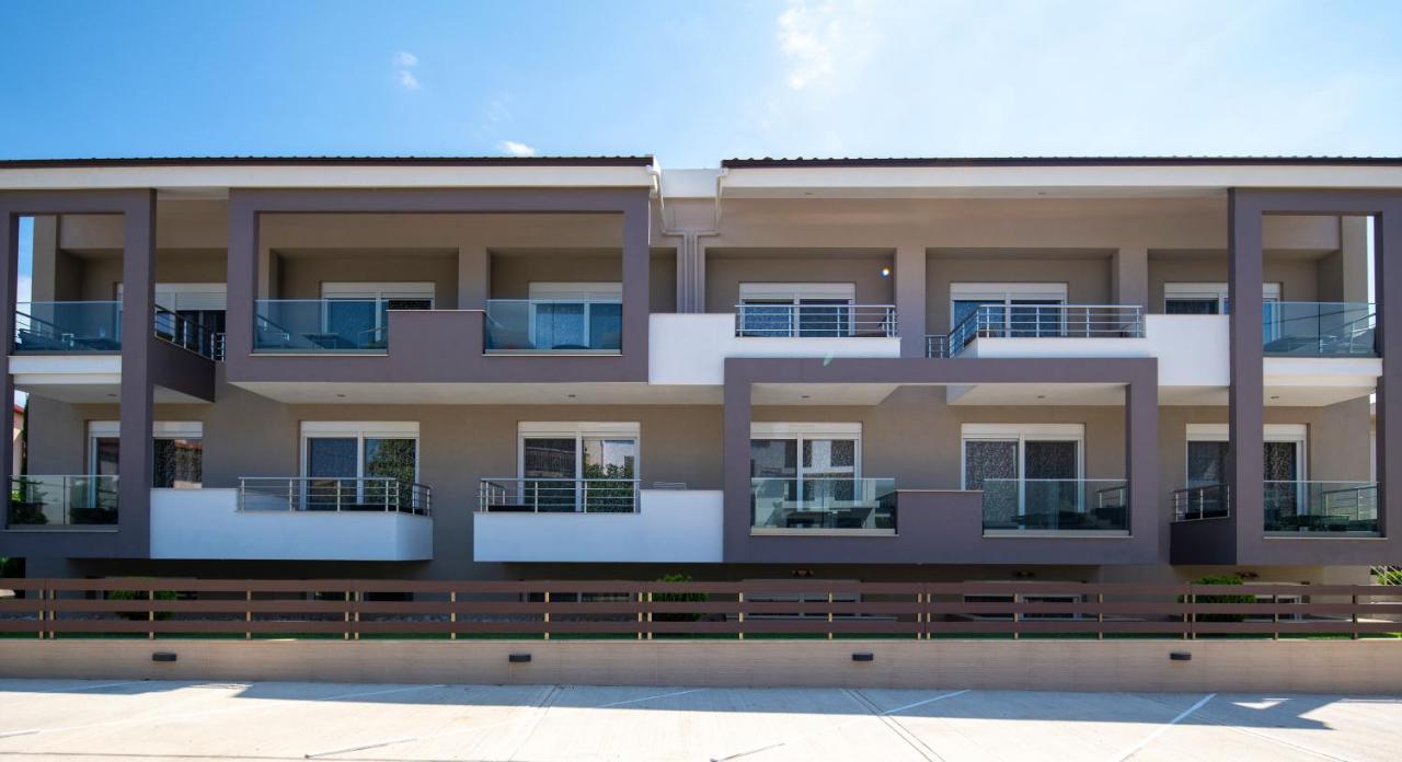 Sithonia Suites Luxury 3 Beds Studio, Semi-Ground Floor Apartment