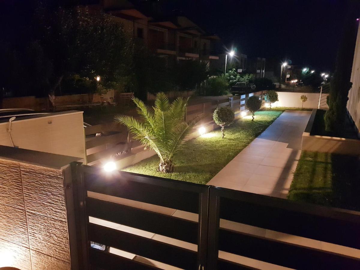 Apartment Sithonia Suites Luxury 3 Beds Studio, Semi-Ground Floor