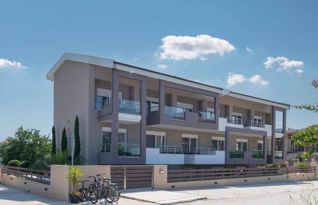 Sithonia Suites Luxury 3 Beds Studio, Semi-Ground Floor Apartment