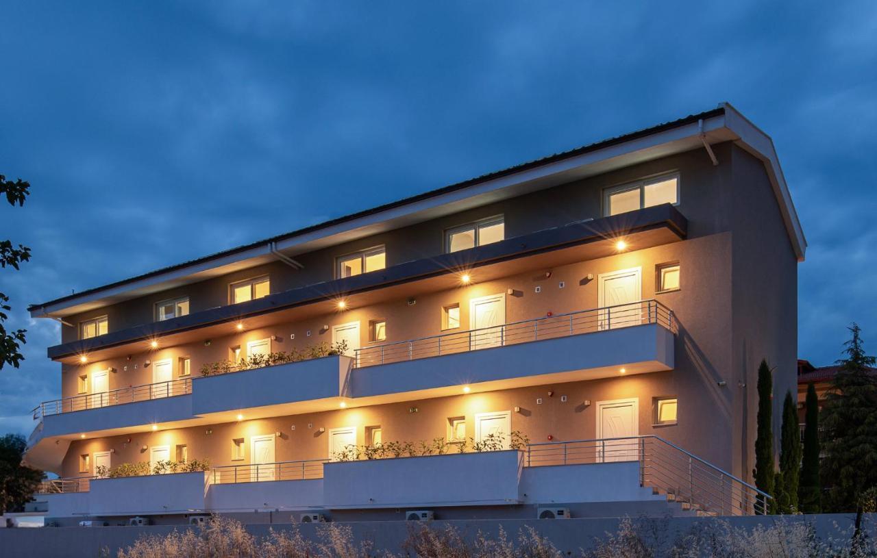 Sithonia Suites Luxury 3 Beds Studio, Semi-Ground Floor * Nikiti (Sithonia)