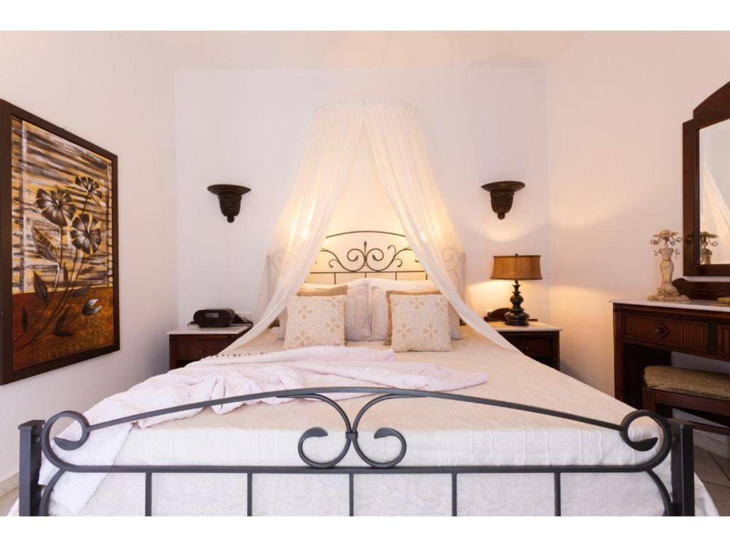 Sunrock - Menexes Stelida (Naxos)