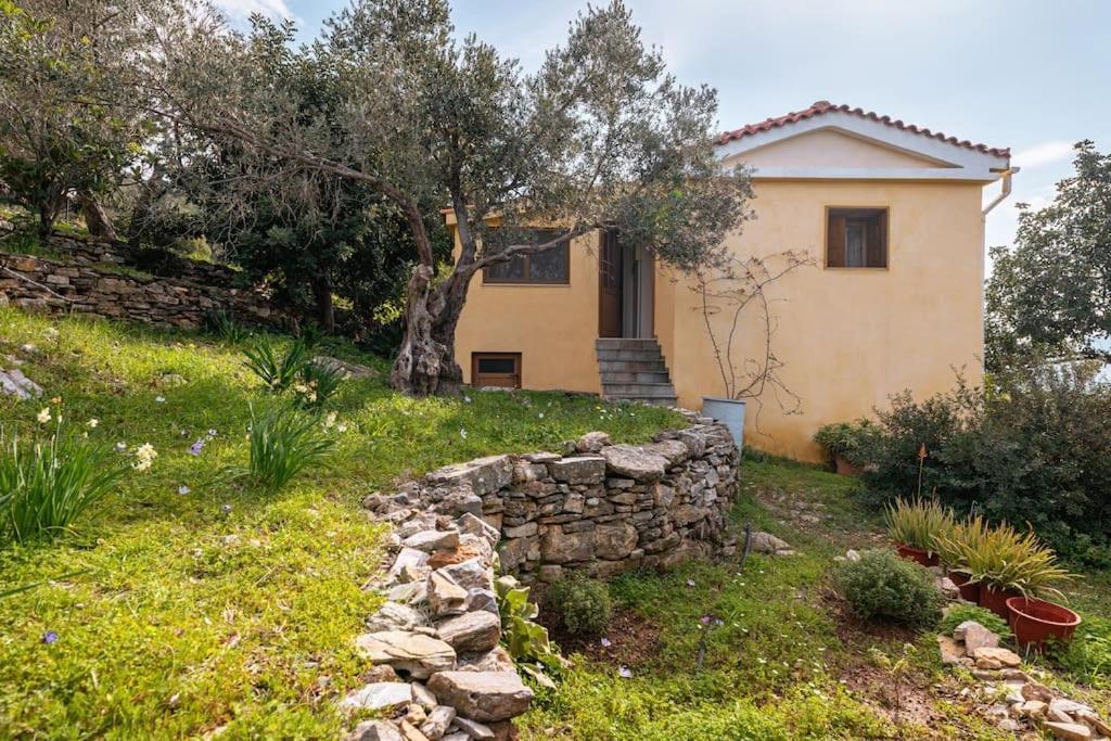 Beautiful Over-viewing Bay. Holiday home