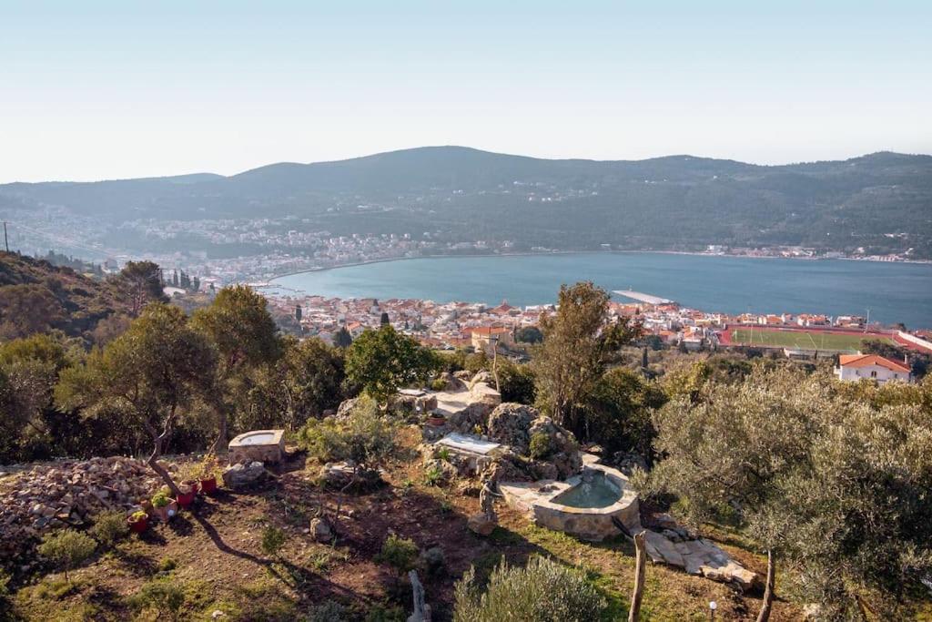 Beautiful Over-viewing Bay. Holiday home