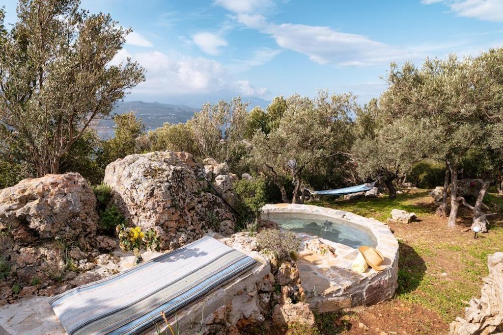 Beautiful Over-viewing Bay. Holiday home