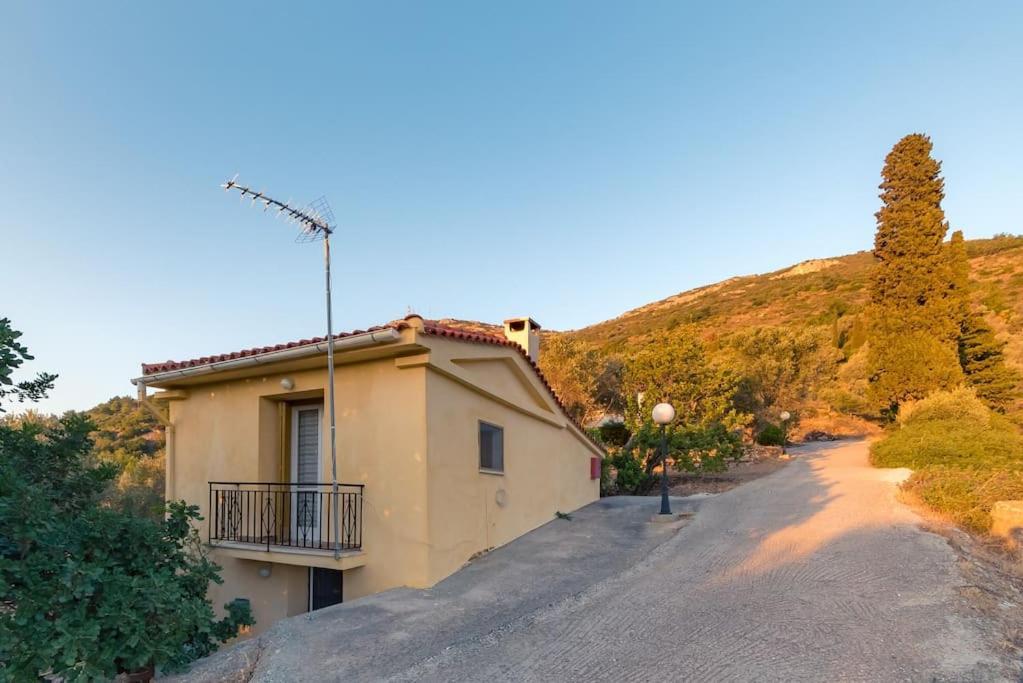 Beautiful Over-viewing Bay. Holiday home