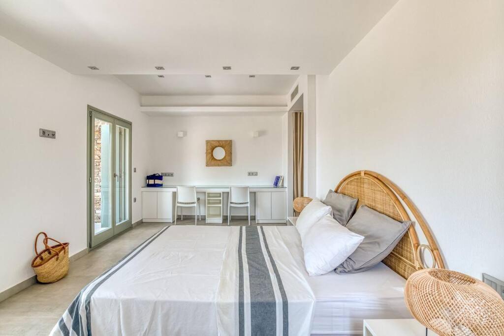 Xifara - Seafront Villa Santa Maria (Paros)