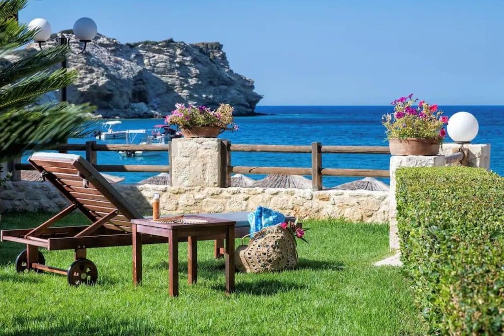 Beachfront Yellow Apt-ligaria
