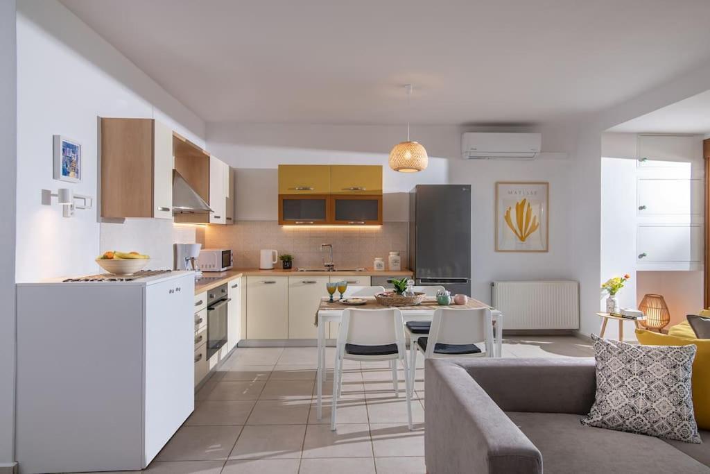 Beachfront Yellow Apt-ligaria