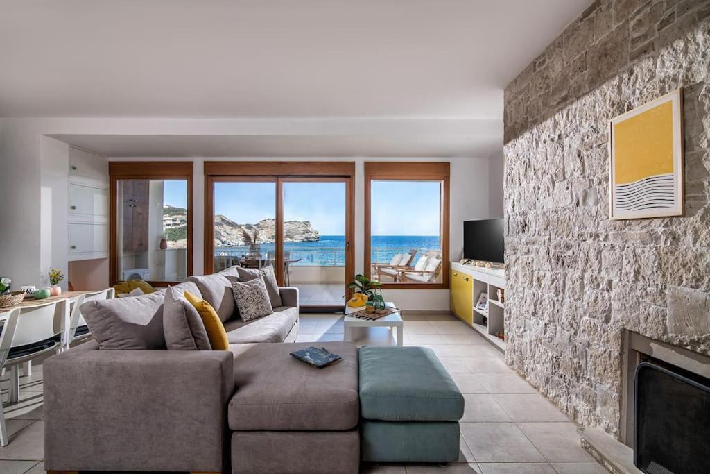 Beachfront Yellow Apt-ligaria *