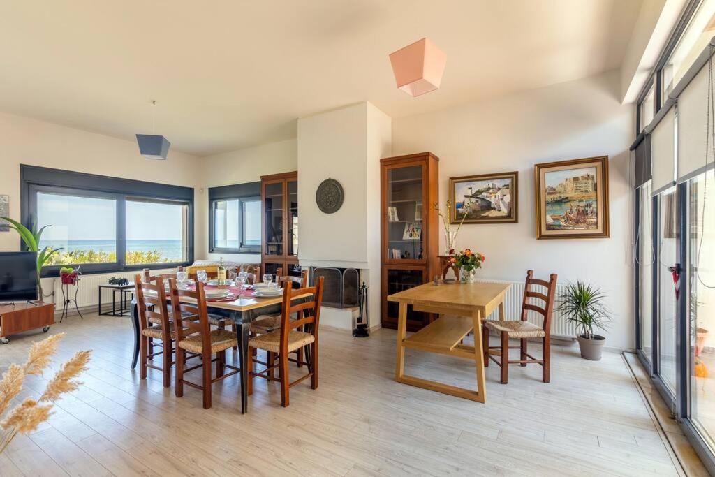 50 Steps From The Sea. Holiday home Gournes Gouvon