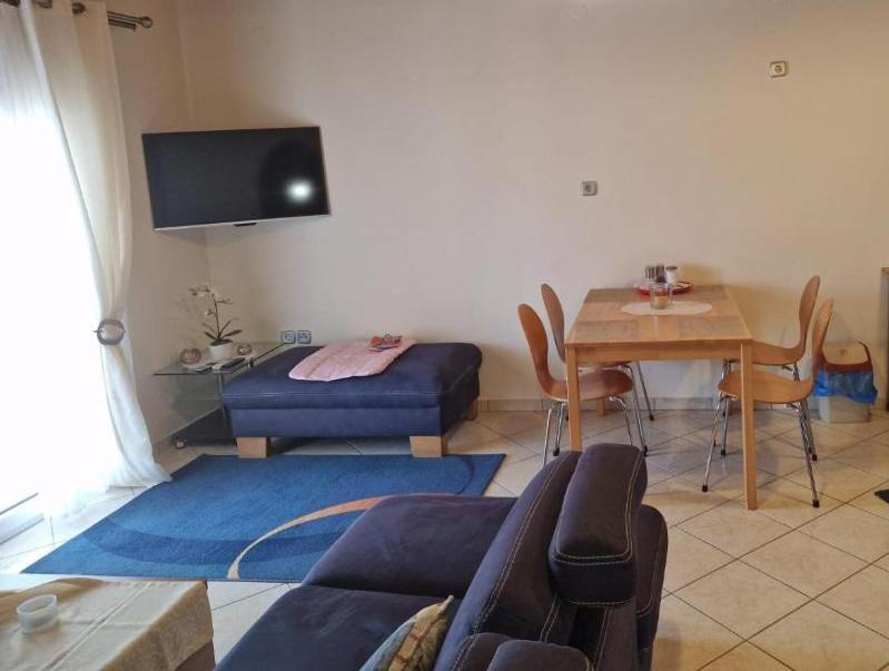 Chrispy Apartment *