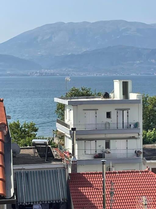 στη ναύπακτο *