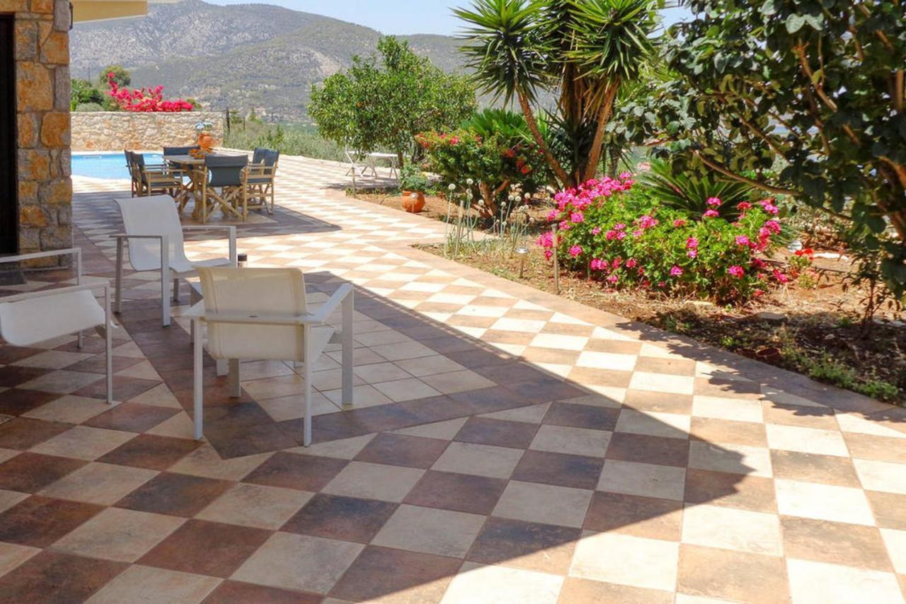 Villa Luxury With Pool Overlooking A Majestic View