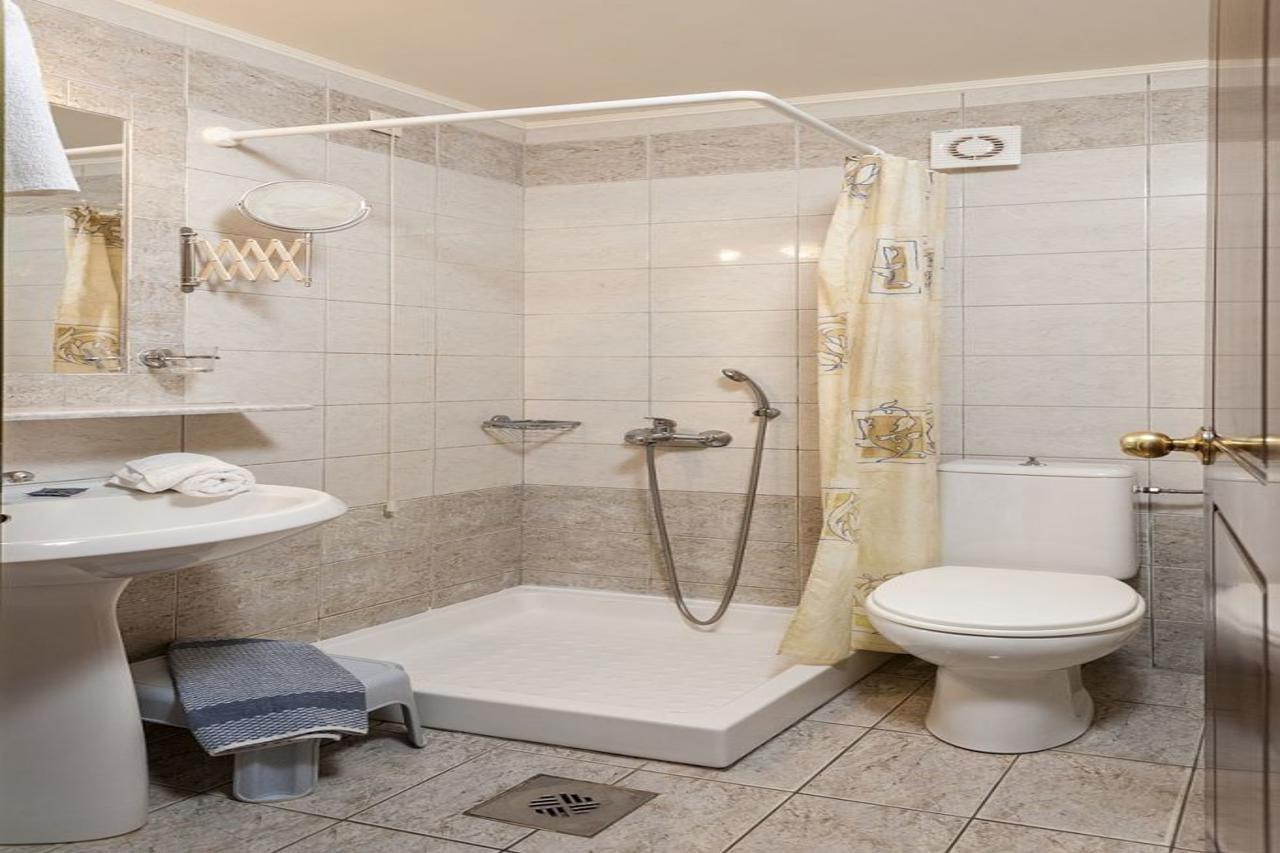 Adelais Hotel 2*