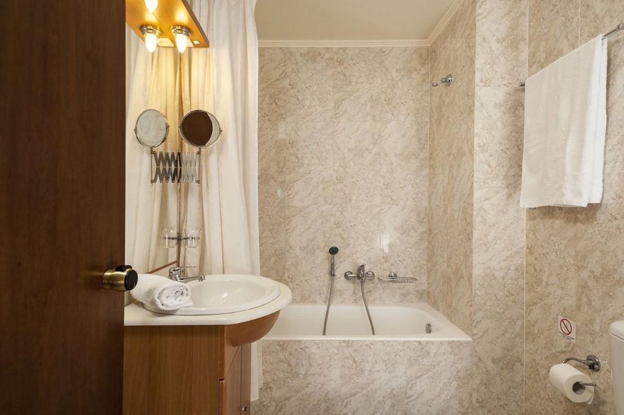 Adelais Hotel 2*