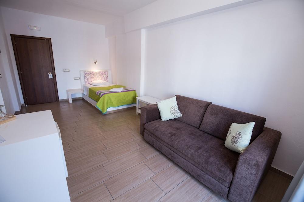 Omiros Hotel Messaria (Santorini)