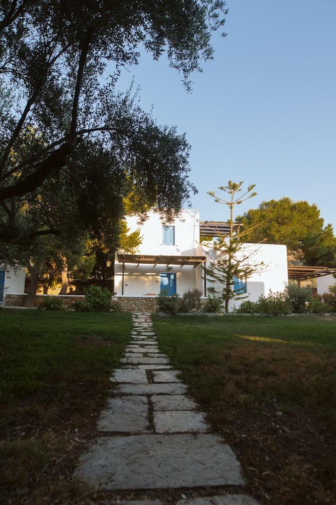 Far Out Village Hotel 3*