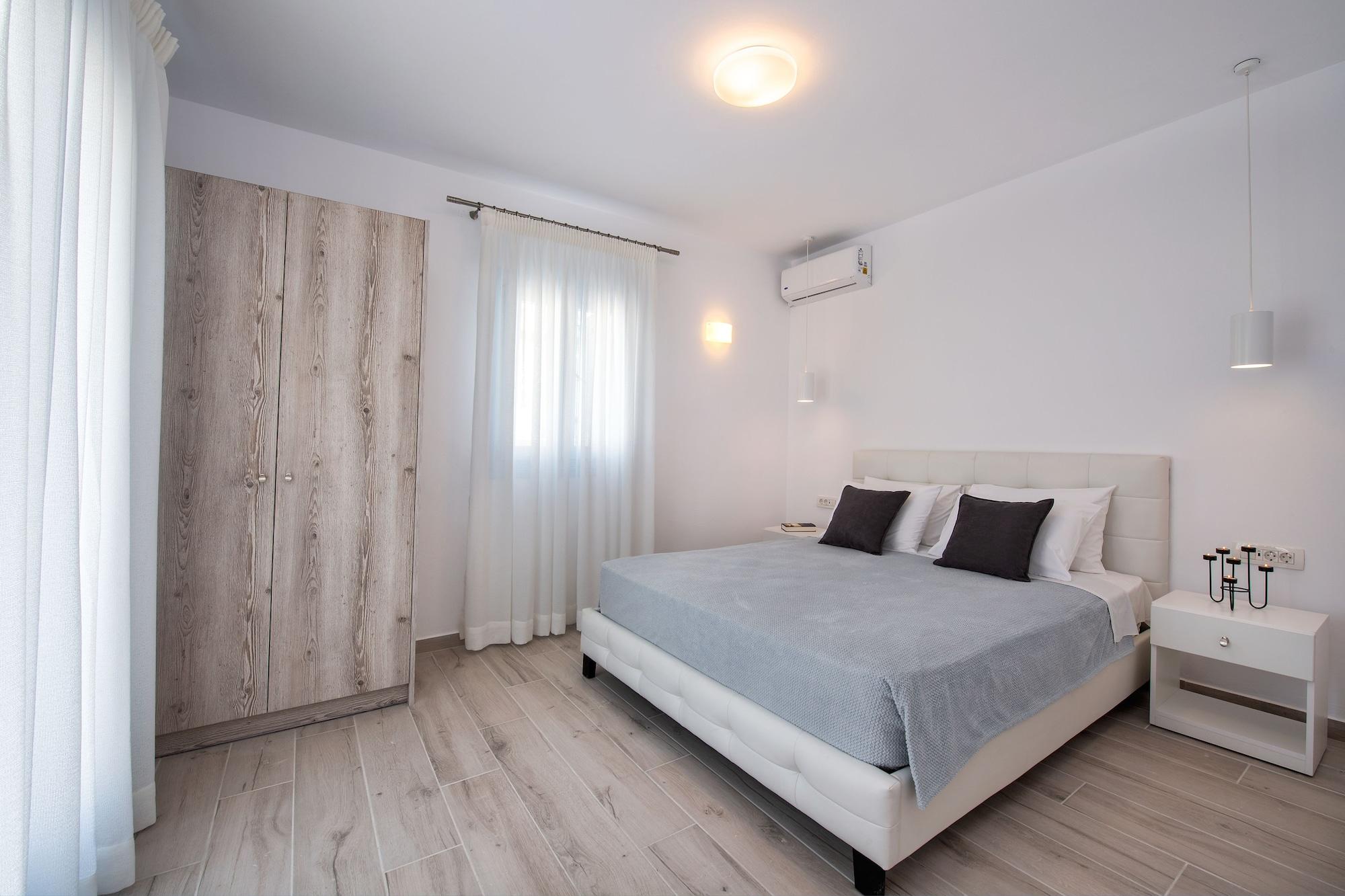 Sienna Eco Fira (Santorini)
